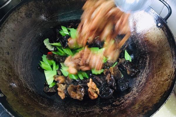 木耳西芹炒过油肉的做法图解10