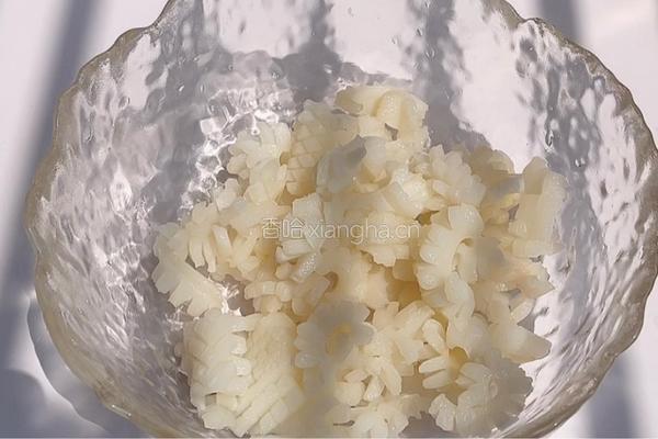 蒜香鱿鱼花的做法图解2