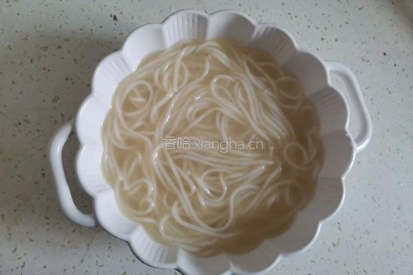 香菇鸡丁米线的做法图解12