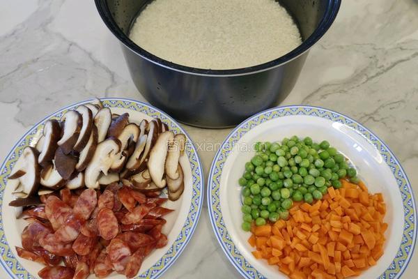 家常电饭煲版广式腊肠煲仔饭的做法图解1