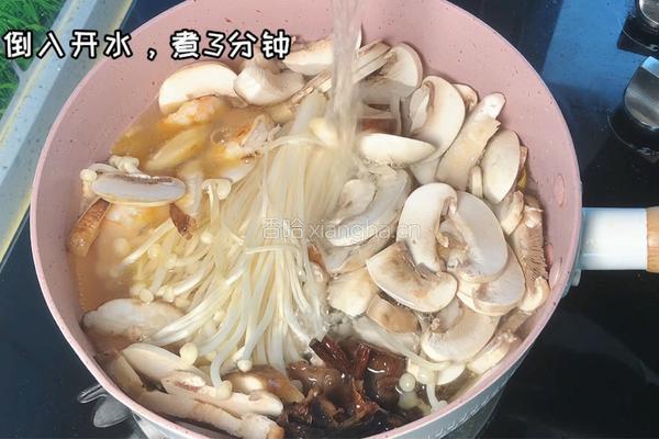 虾仁菌菇汤的做法图解5