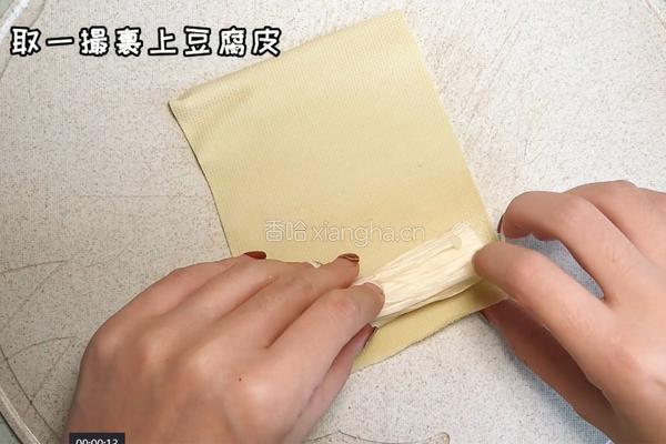 豆皮金针菇卷的做法图解1