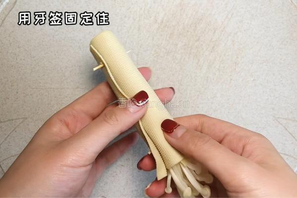 豆皮金针菇卷的做法图解2