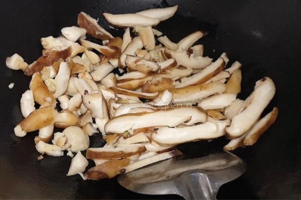 香菇炒荷兰豆的做法图解4
