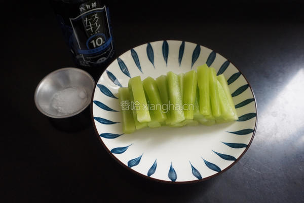凉拌莴笋的做法图解1