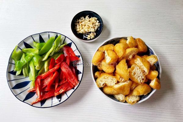 辣椒炒豆泡的做法图解2