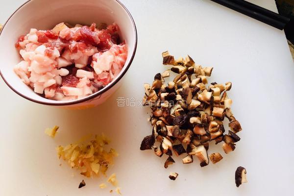 香菇炸酱面的做法图解1