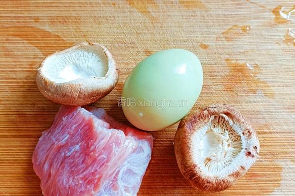 香菇鸡蛋肉饼汤的做法图解1