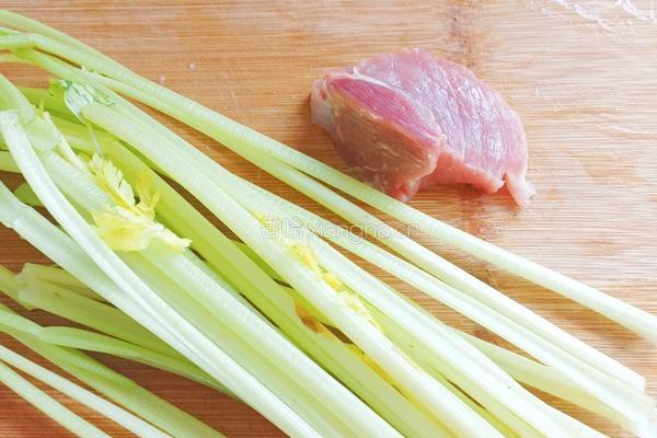 芹菜炒肉的做法图解1