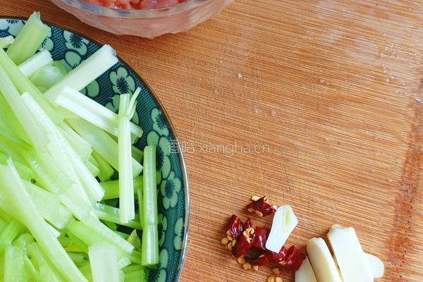 芹菜炒肉的做法图解2