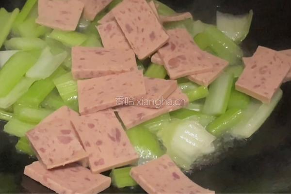 西芹炒午餐肉的做法图解4