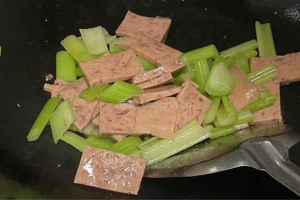 西芹炒午餐肉的做法图解6