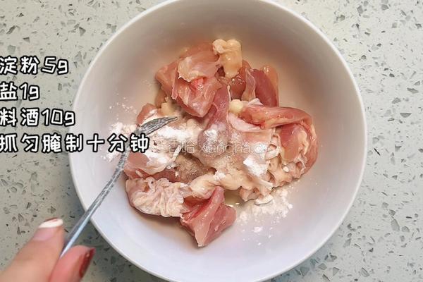 香菇鸡丁米线的做法图解1