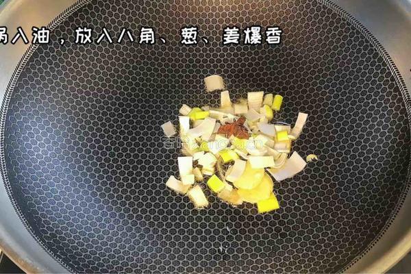 香菇鸡丁米线的做法图解2