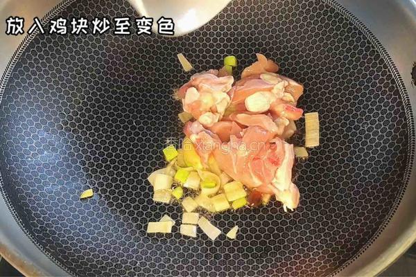 香菇鸡丁米线的做法图解3