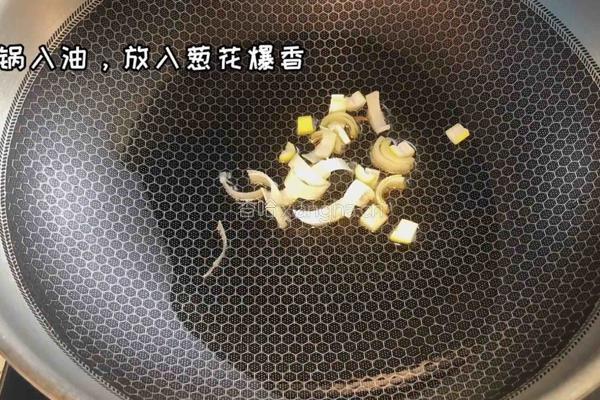 蒜苗胡萝卜炒腊肠的做法图解1