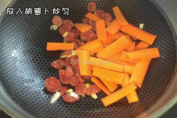 蒜苗胡萝卜炒腊肠的做法图解3