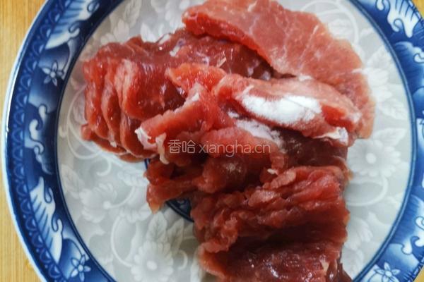 芫荽拌牛肉的做法图解1