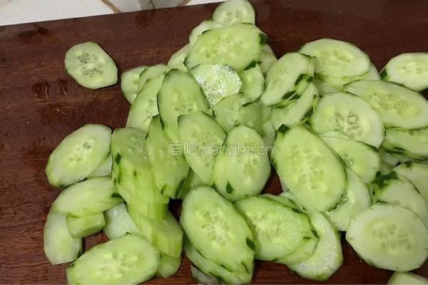肉丸子片炒黄瓜的做法图解1