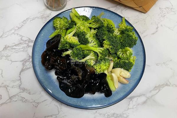黑木耳炒西兰花的做法图解1