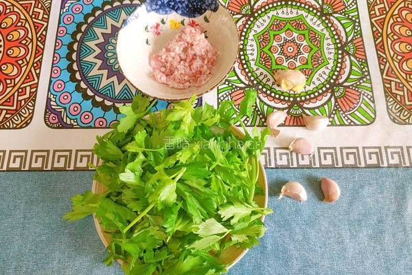 肉末芹菜叶的做法图解2