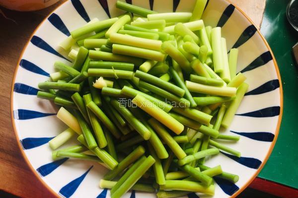 蒜苔生炒肉丝的做法图解2
