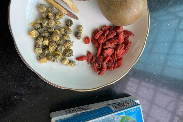 罗汉果菊花膏撞奶的做法图解1