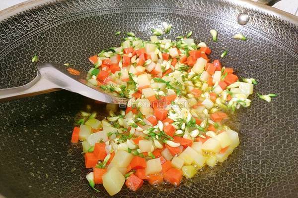 槐花菠萝炒饭的做法图解8