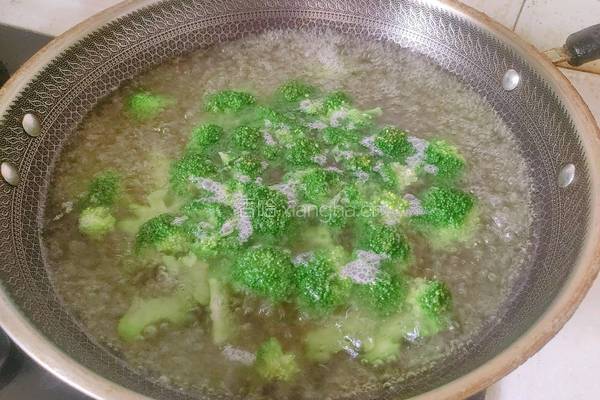 西兰花胡萝卜炒虾的做法图解8