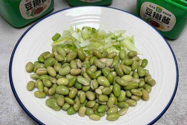 酱香毛豆的做法图解1