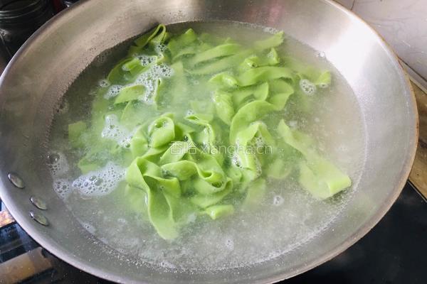 菠菜香菇炸酱面的做法图解12