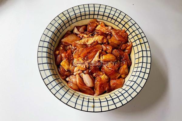 香菇鸡腿肉焖饭的做法图解2