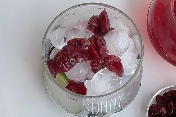 桑葚蔓越莓果汁饮的做法图解5