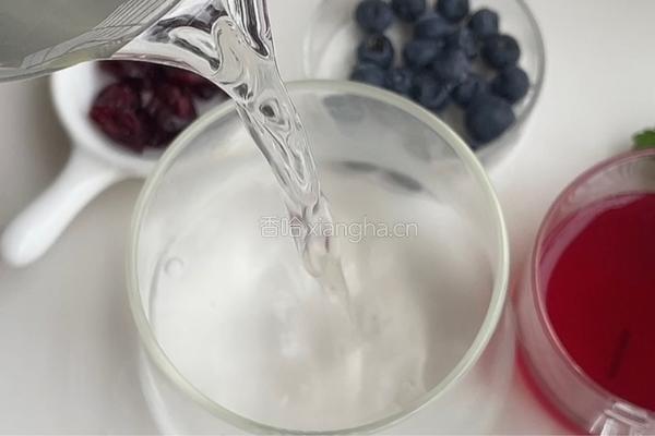 蓝莓蔓越莓冰粉的做法图解3