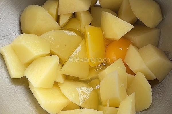 炸土豆块的做法图解2