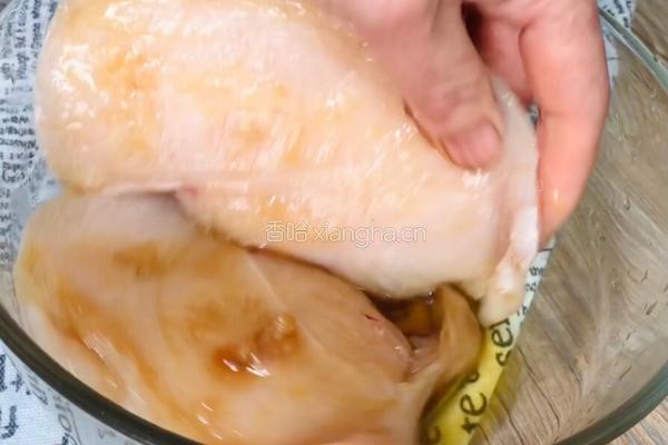 鸡胸肉彩蔬沙拉的做法图解2