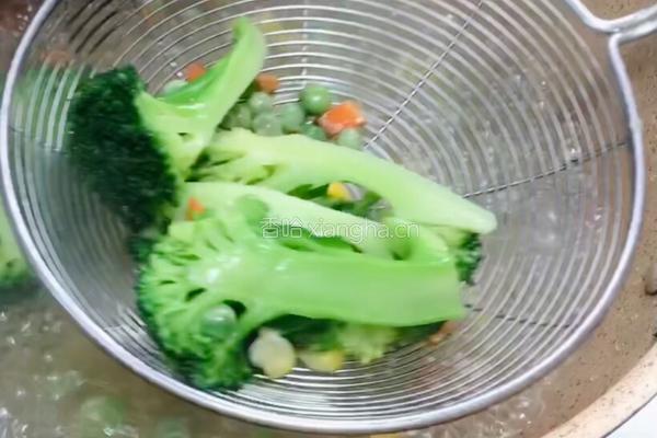鸡胸肉彩蔬沙拉的做法图解5