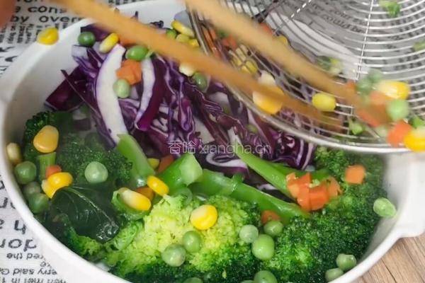 鸡胸肉彩蔬沙拉的做法图解6