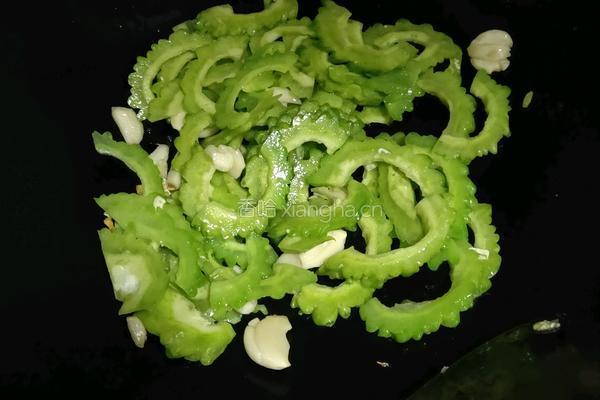 鸡蛋苦瓜的做法图解5