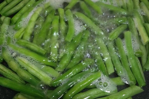 酱炒红椒长豆的做法图解2