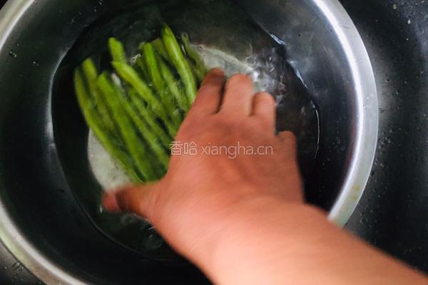 蒜香梅豆的做法图解1