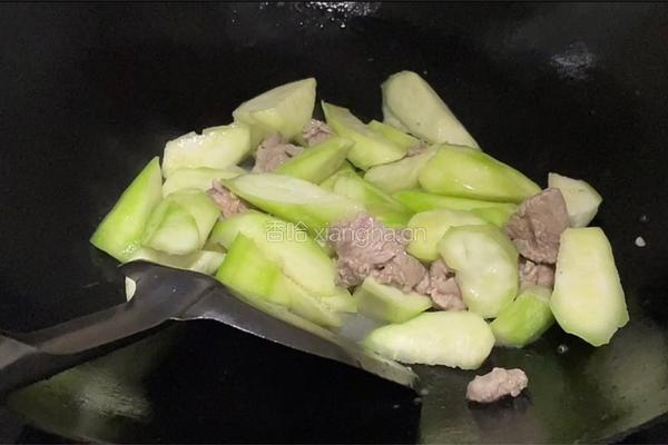 丝瓜炒肉片的做法图解4