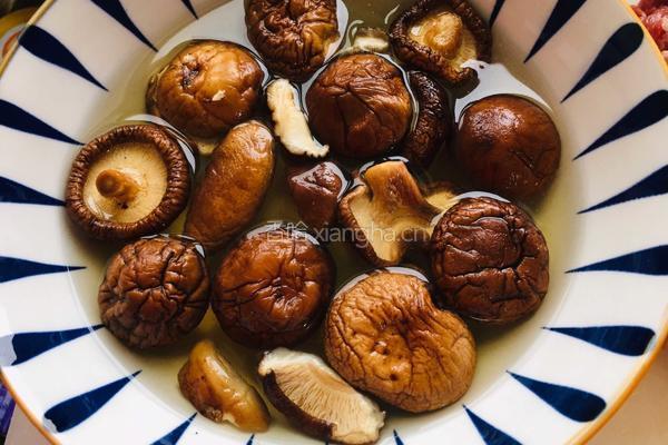 香菇牛肉酱的做法图解2