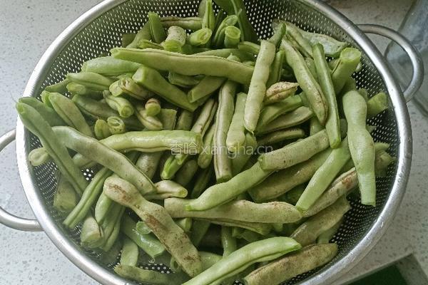 干煸豆角的做法图解1