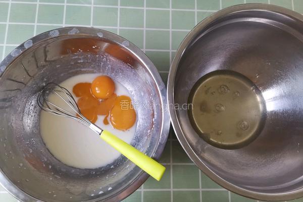 红豆中空戚风蛋糕的做法图解3