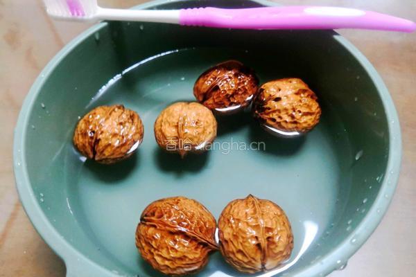 核桃壳煮鸡蛋的做法图解2