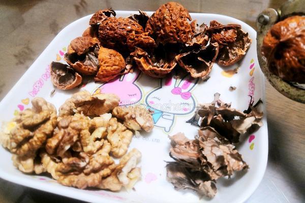 核桃壳煮鸡蛋的做法图解3