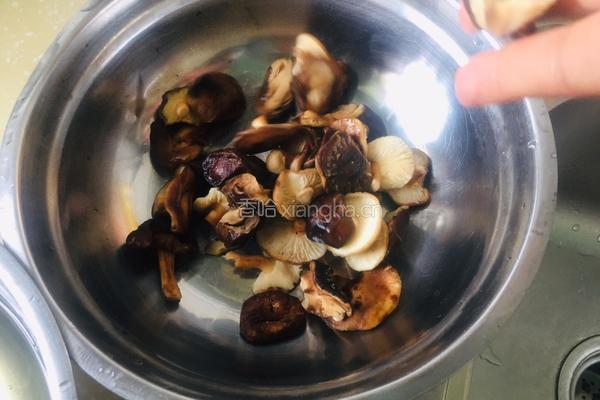 香菇炒小白菜的做法图解1