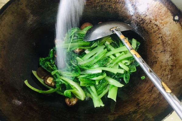 香菇炒小白菜的做法图解6