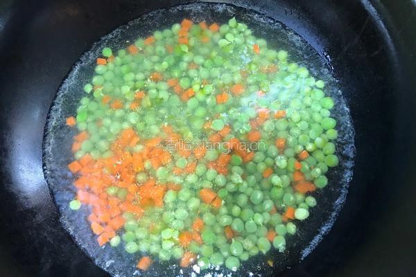 豌豆米炒肉丁的做法图解5